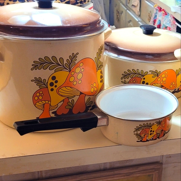 6 pc 70s MERRY MUSHROOM COOKING POTS W LIDS Dutch oven, large & med stock POTS - Picture 5 of 9